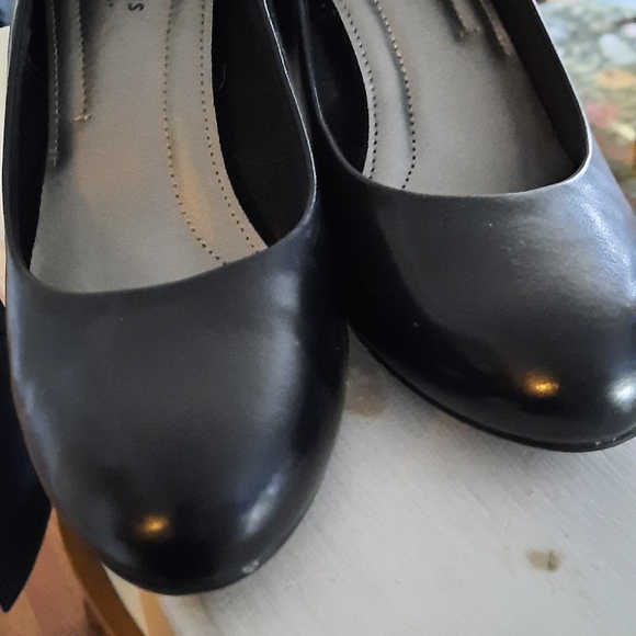 Black high heel shoes - 8 1/2 wide width